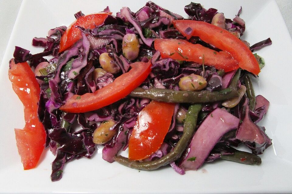 Asiatischer Rotkohlsalat mit Bohnen und Tomaten