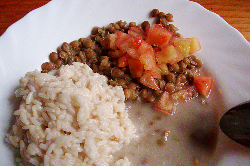 Linsen - Kokos - Suppe mit frischem Spinat und gehackten Tomaten