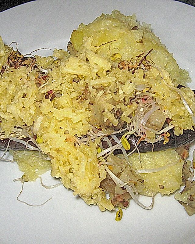 Überbackene Auberginen mit Linsen- und Kichererbsensprossenfüllung auf Kartoffelpüree