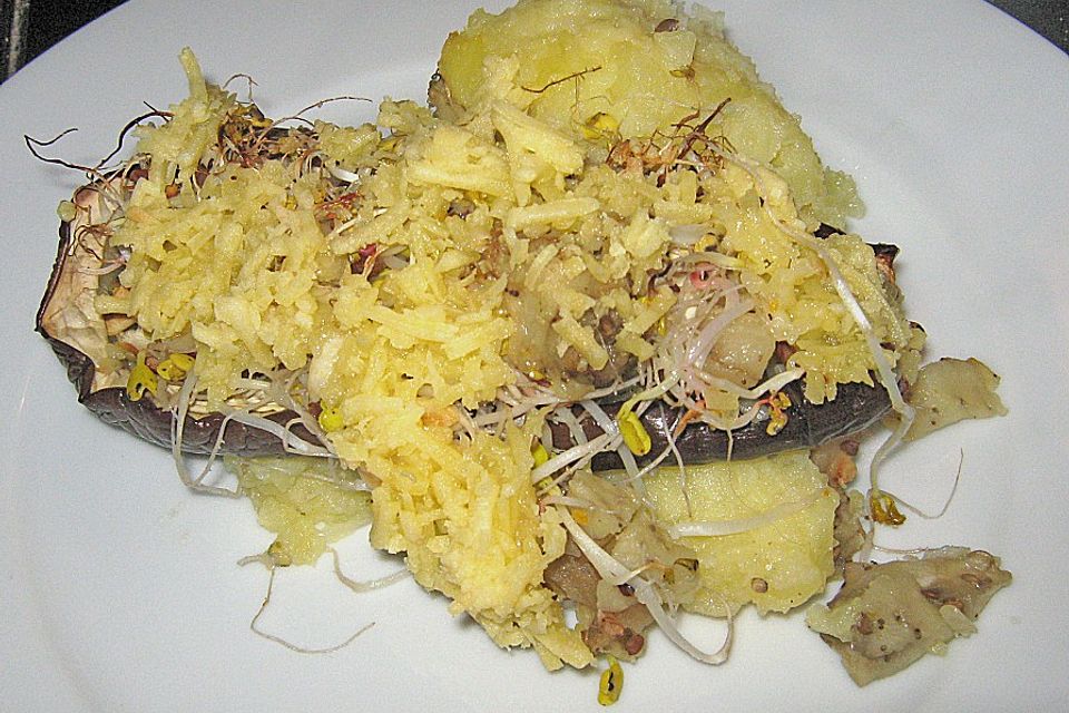 Überbackene Auberginen mit Linsen- und Kichererbsensprossenfüllung auf Kartoffelpüree