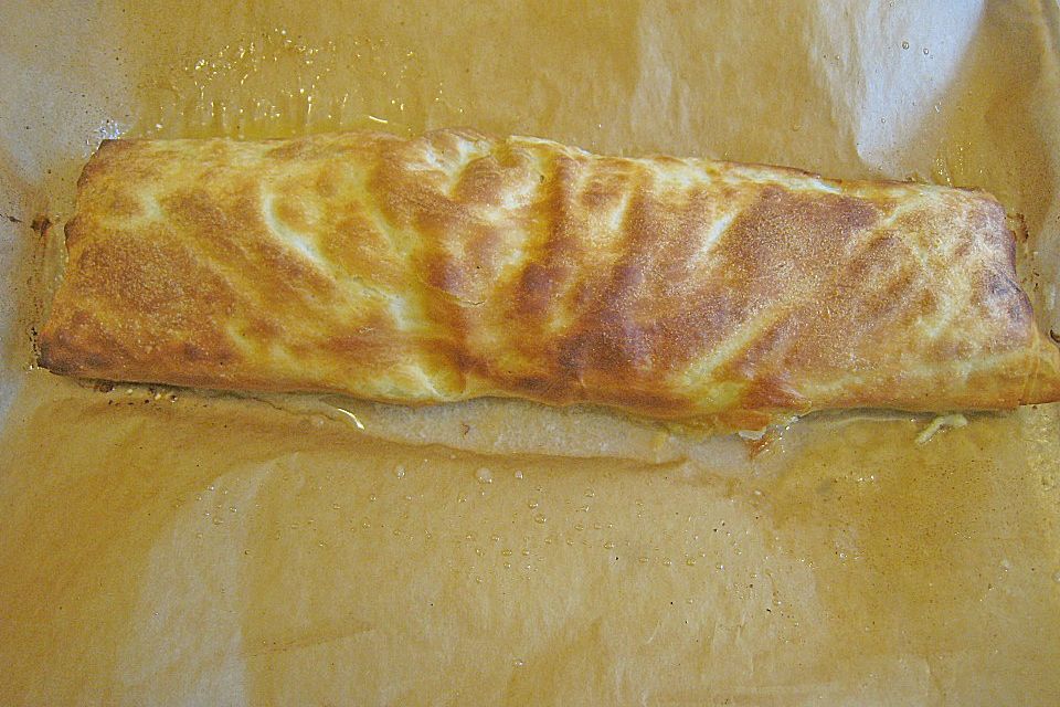 Fischfilet in der Wirsing - Strudelteighülle gebacken auf Tomatenkompott