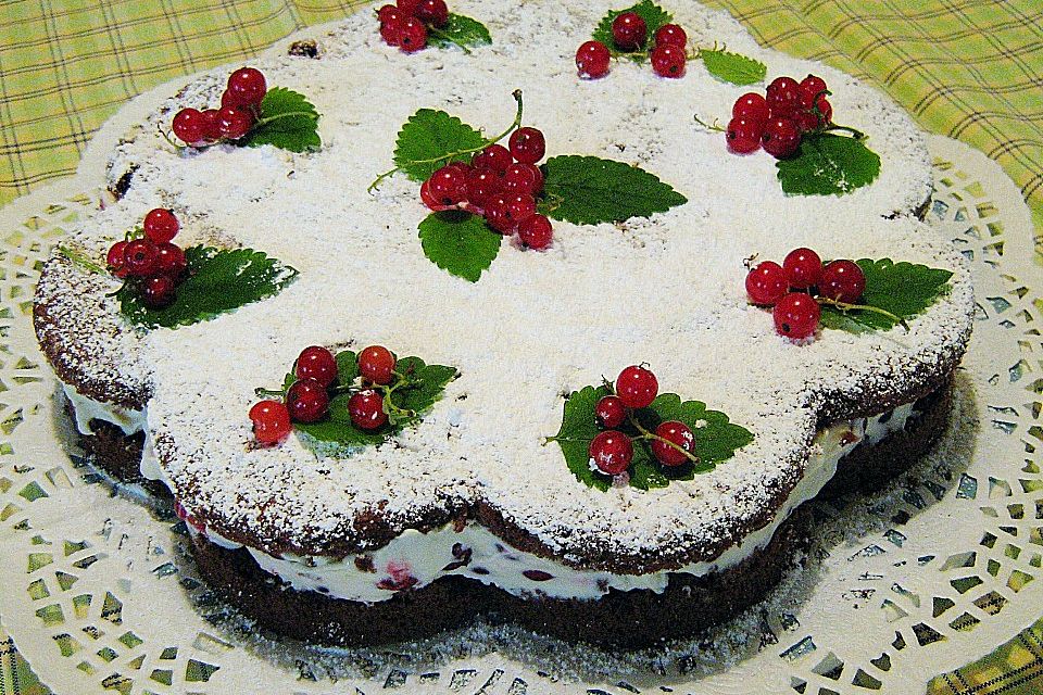 Johannisbeertorte mit frischen Beeren