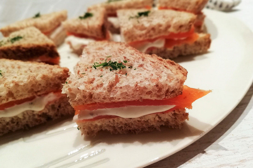 Räucherlachs - Sandwich mit Zitrone und Creme fraiche