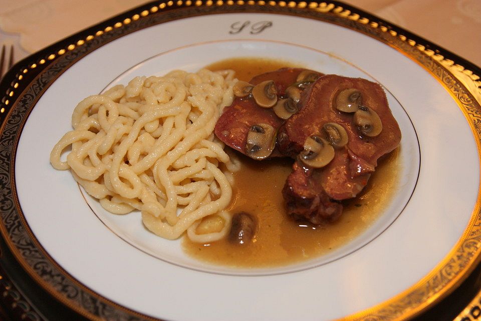 Rinderzunge mit Champignon - Madeirasoße