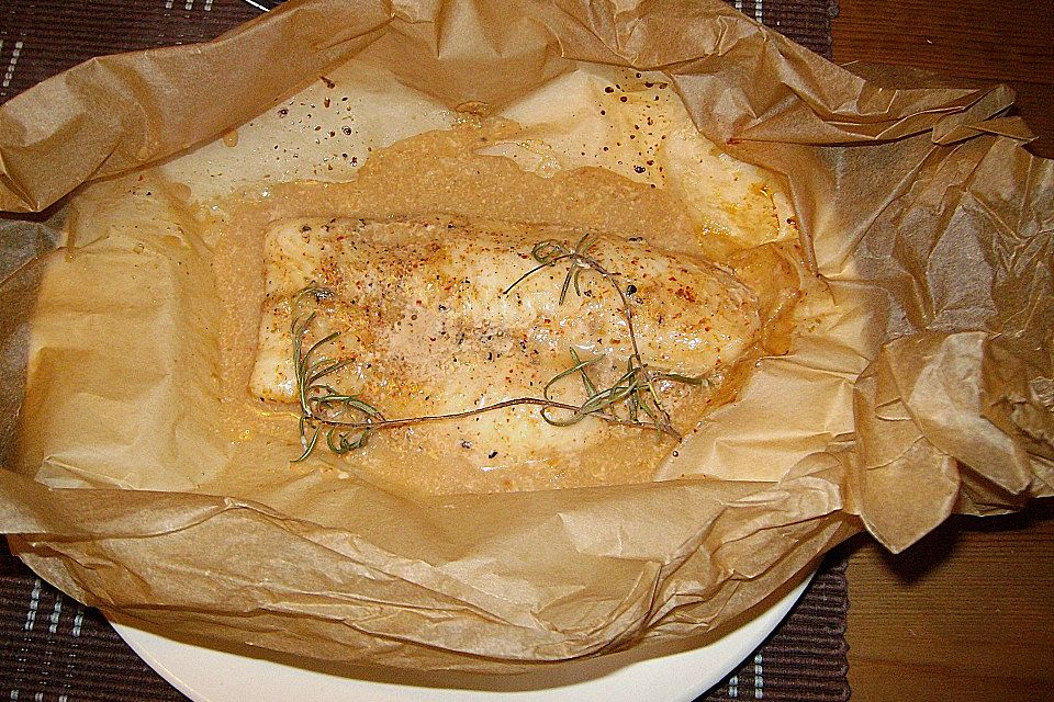 Asiatisches Fischfilet in Backpapier