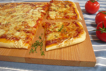 Pizza Margarita mit Oregano