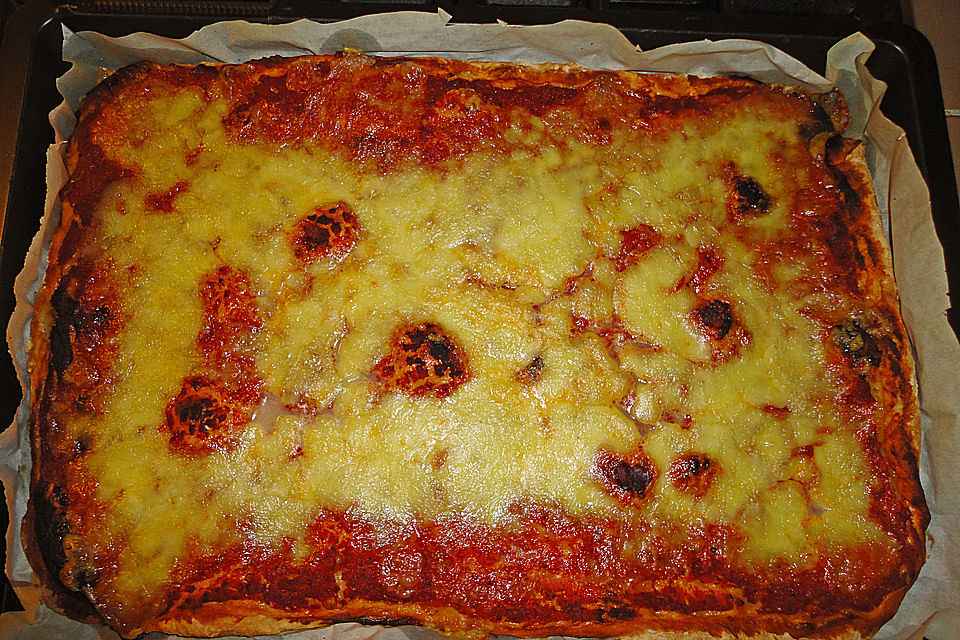 Pizza Margarita mit Oregano