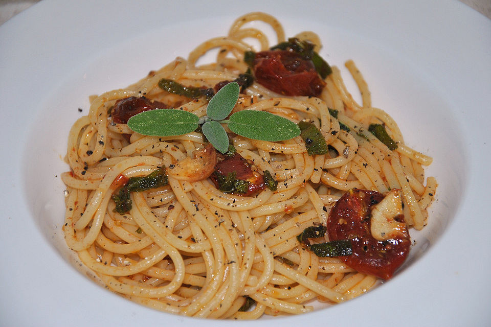 Pasta con pomodoro e salvia