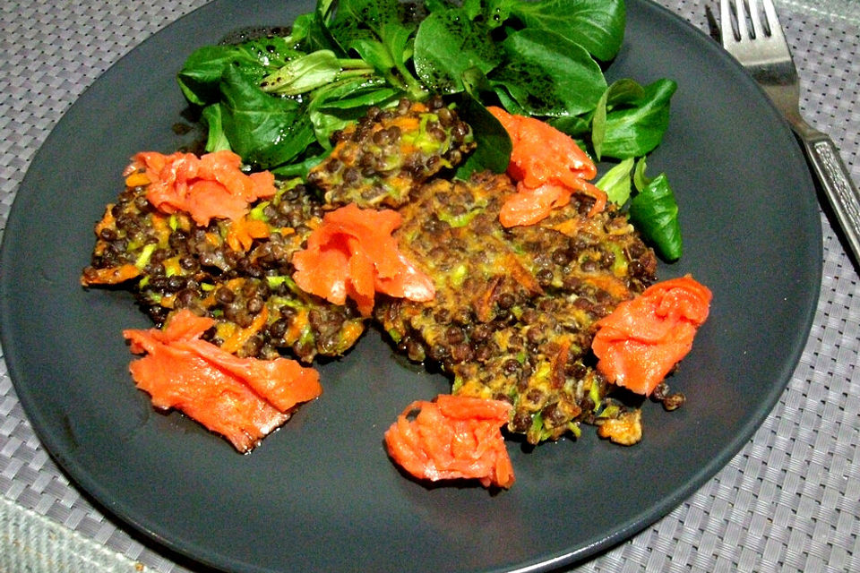 Feldsalat mit Lachs und Rösti