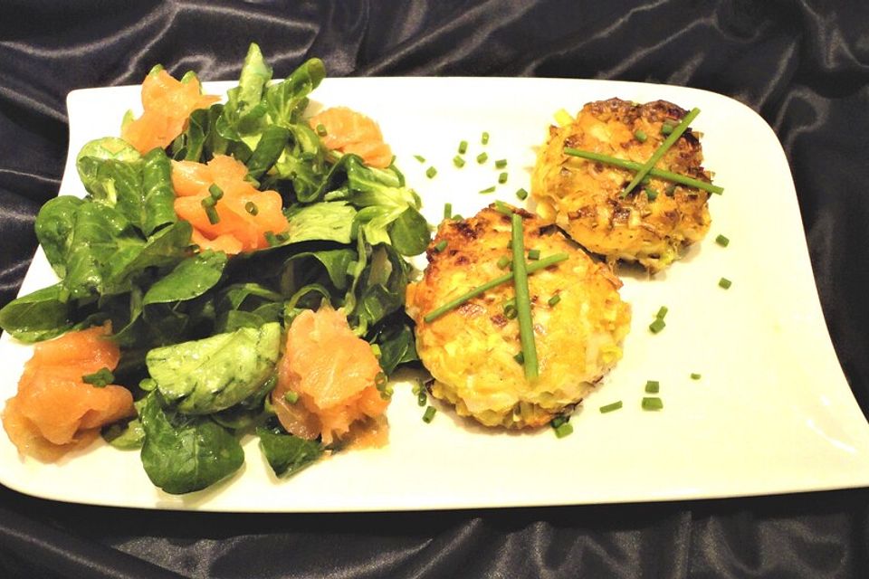 Feldsalat mit Lachs und Rösti