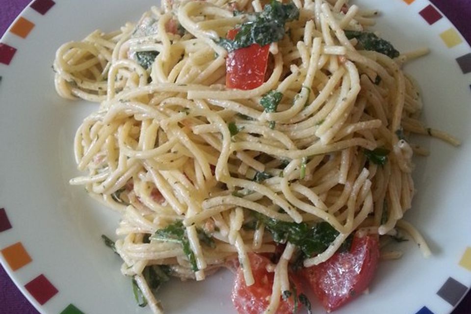 Italienischer Nudelsalat mit Tomaten und Rucola