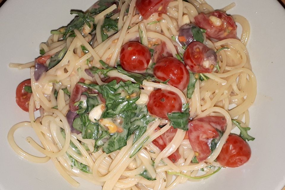 Italienischer Nudelsalat mit Tomaten und Rucola