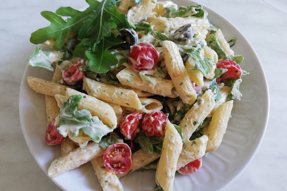 Italienischer Nudelsalat mit Tomaten und Rucola