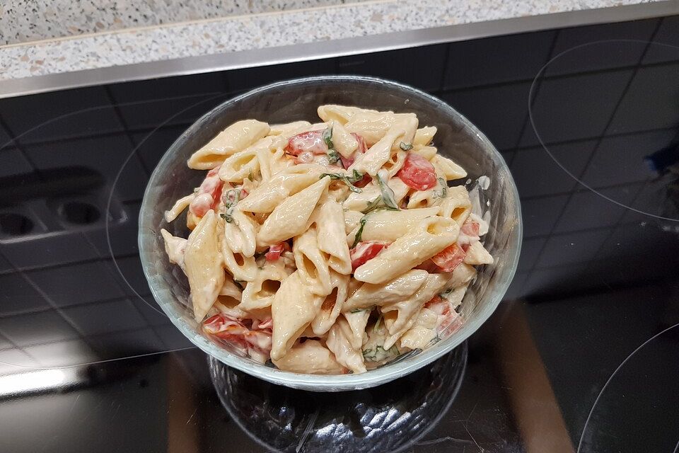 Italienischer Nudelsalat mit Tomaten und Rucola