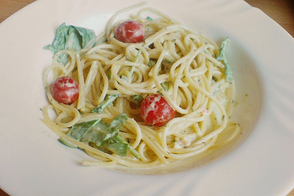 Italienischer Nudelsalat mit Tomaten und Rucola