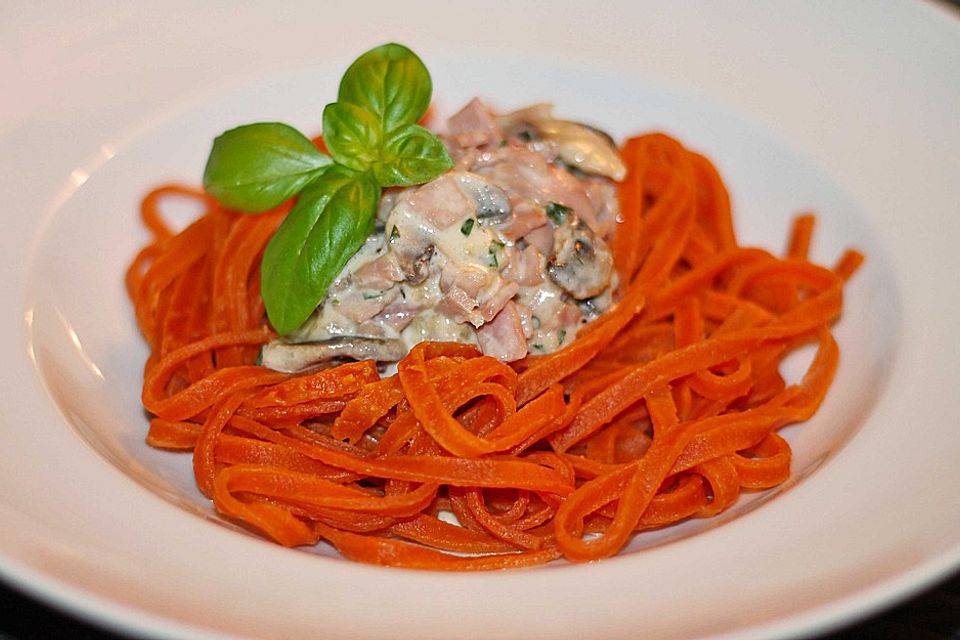 Spaghetti mit Schinken und Pilzen in Sahne