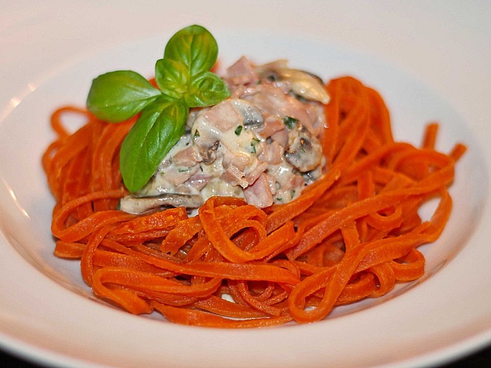 Spaghetti mit Schinken und Pilzen in Sahne