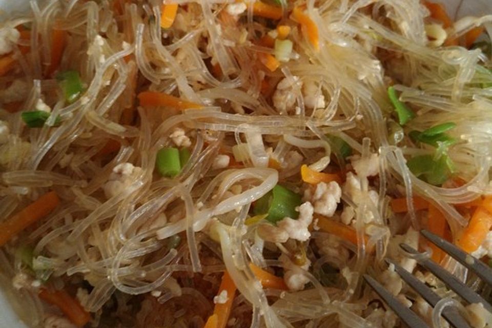 Chinesische Nudelpfanne mit Hackfleisch