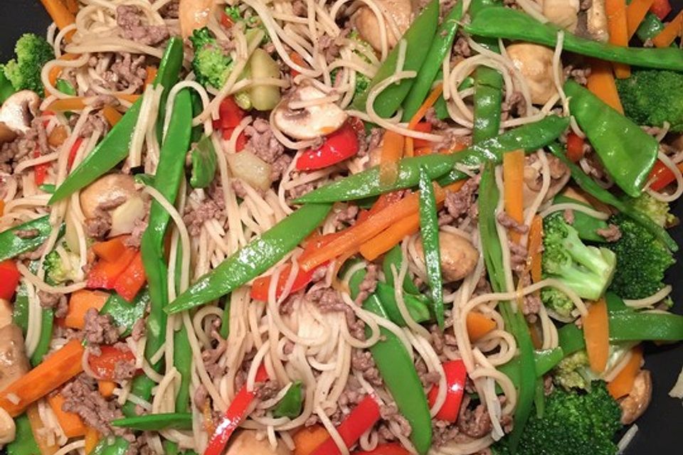 Chinesische Nudelpfanne mit Hackfleisch