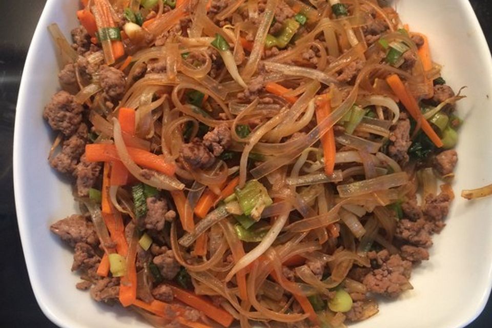 Chinesische Nudelpfanne mit Hackfleisch