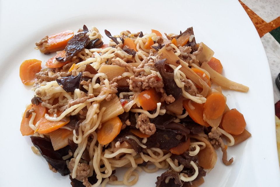 Chinesische Nudelpfanne mit Hackfleisch