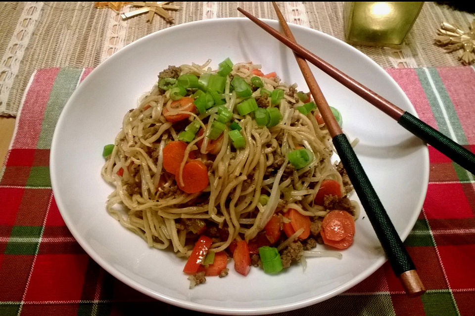 Chinesische Nudelpfanne mit Hackfleisch