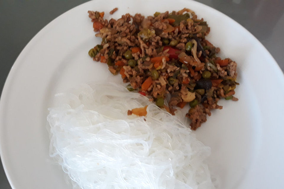 Chinesische Nudelpfanne mit Hackfleisch