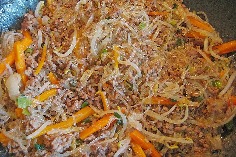 Chinesische Nudelpfanne mit Hackfleisch