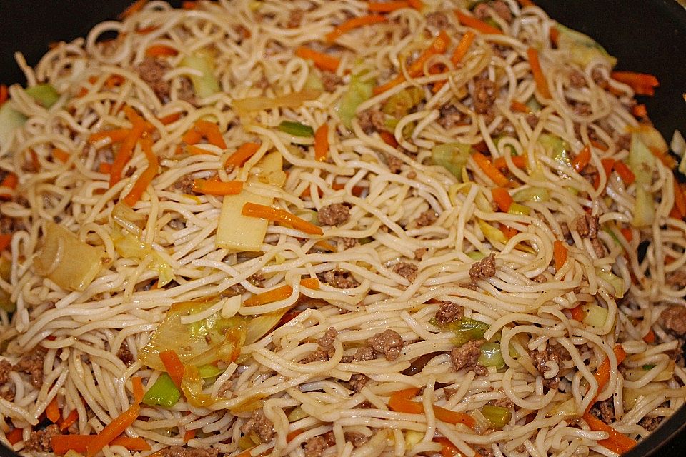 Chinesische Nudelpfanne mit Hackfleisch