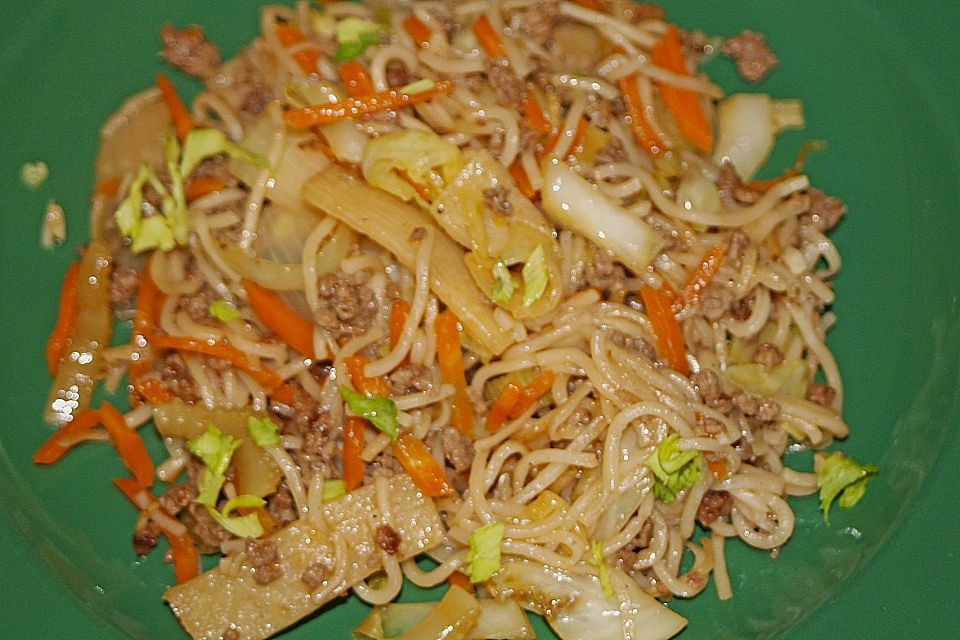 Chinesische Nudelpfanne mit Hackfleisch