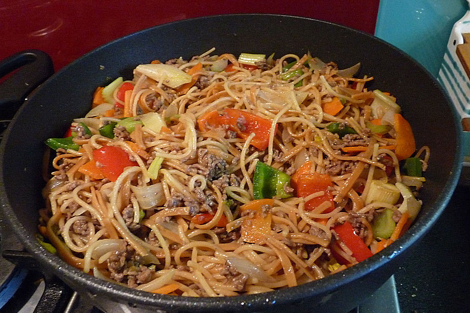 Chinesische Nudelpfanne mit Hackfleisch