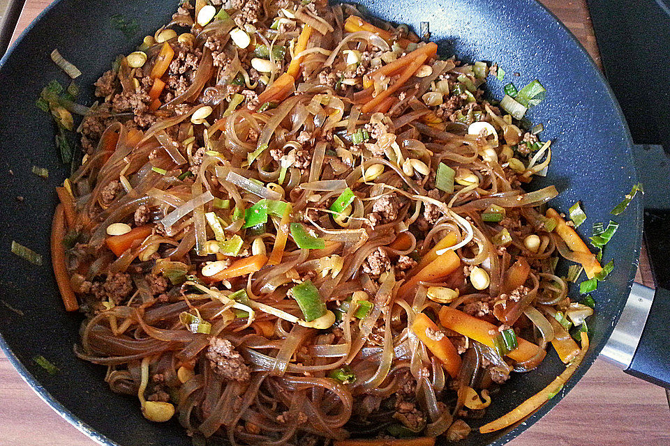 Chinesische Nudelpfanne mit Hackfleisch