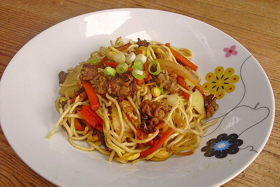 Chinesische Nudelpfanne mit Hackfleisch