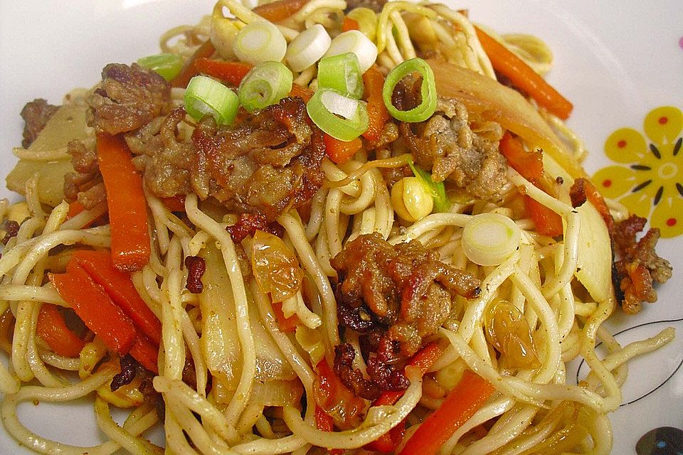 Chinesische Nudelpfanne mit Hackfleisch