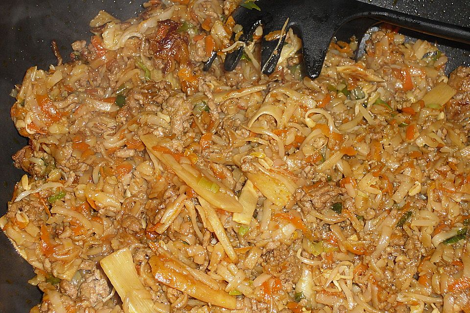 Chinesische Nudelpfanne mit Hackfleisch