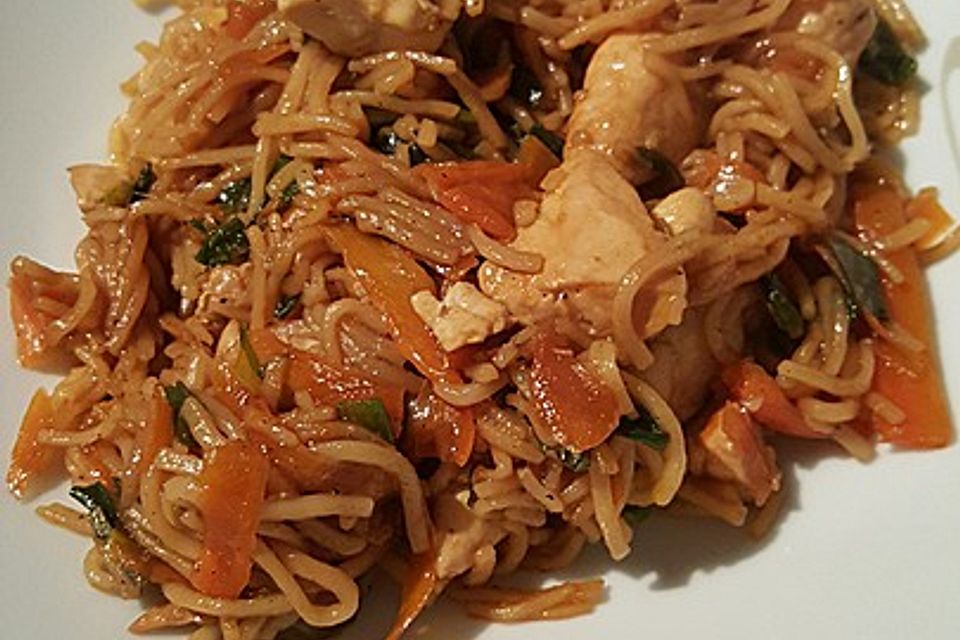 Chinesische Nudelpfanne mit Hackfleisch