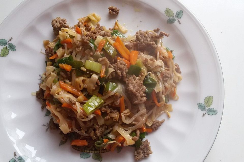 Chinesische Nudelpfanne mit Hackfleisch