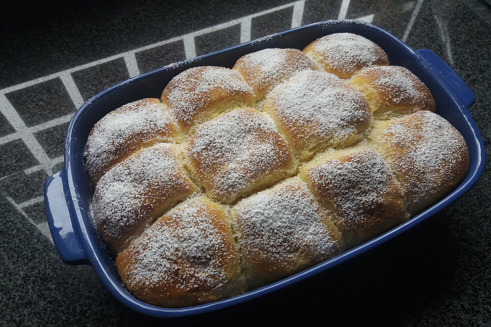 Buchteln mit Marmeladenfüllung