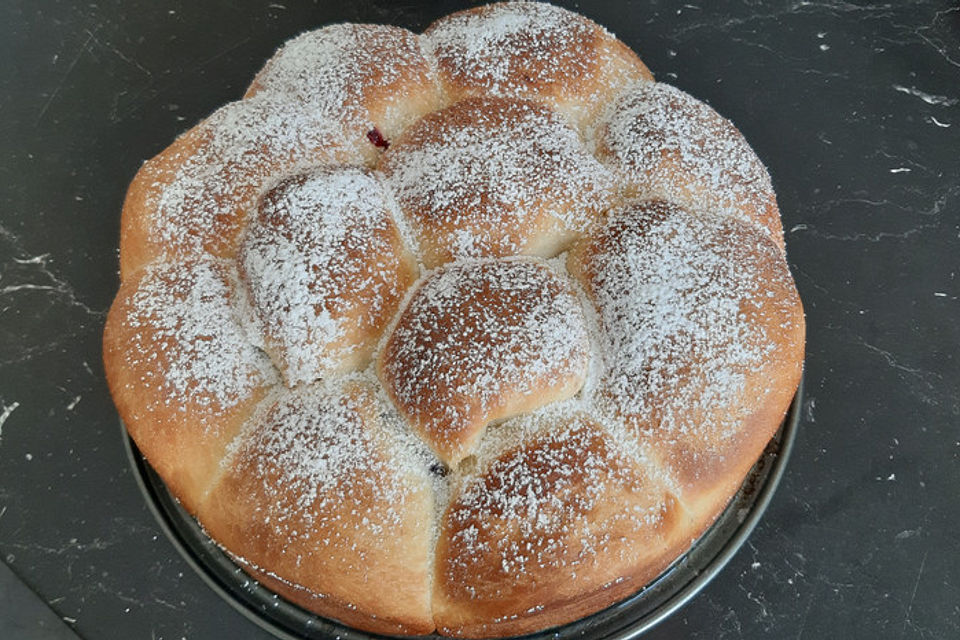 Buchteln mit Marmeladenfüllung