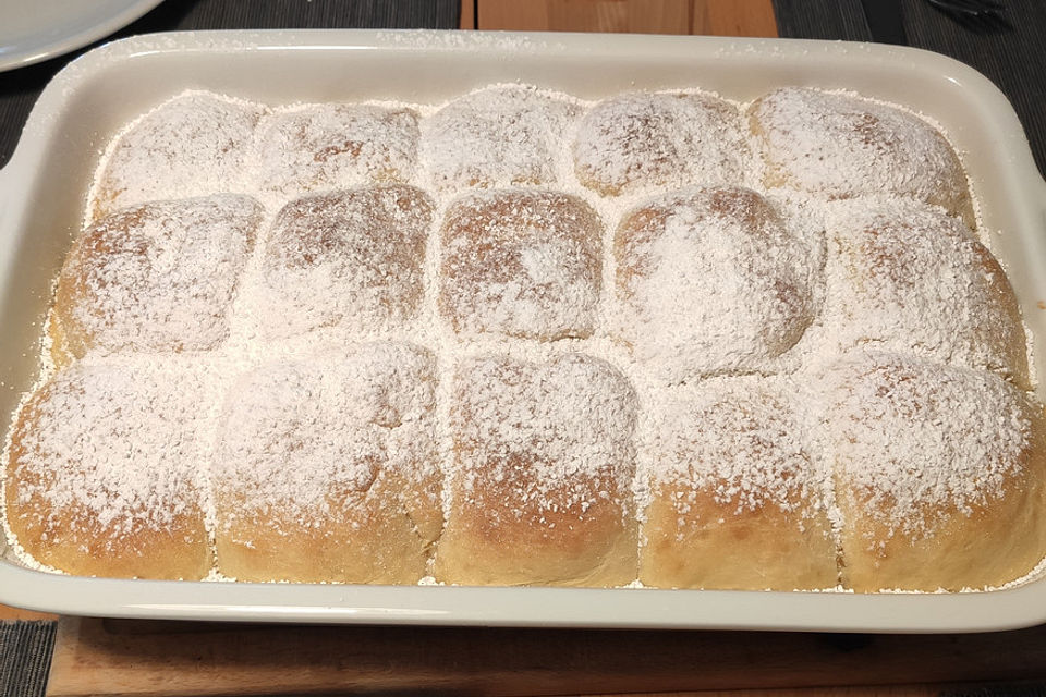 Buchteln mit Marmeladenfüllung