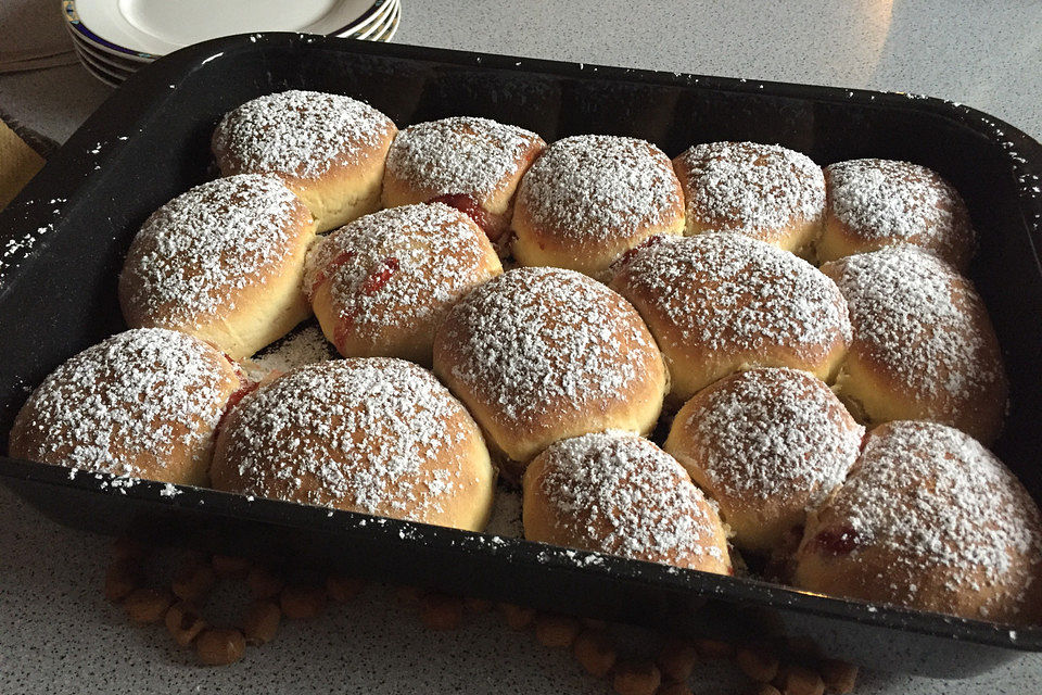 Buchteln mit Marmeladenfüllung