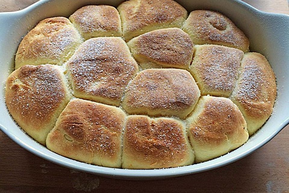 Buchteln mit Marmeladenfüllung