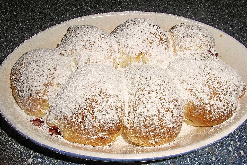 Buchteln mit Marmeladenfüllung