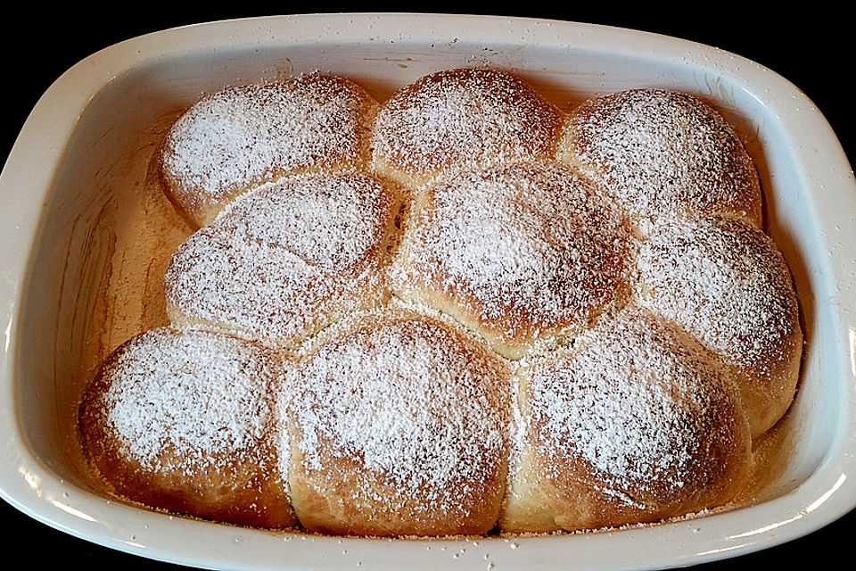 Buchteln mit Marmeladenfüllung