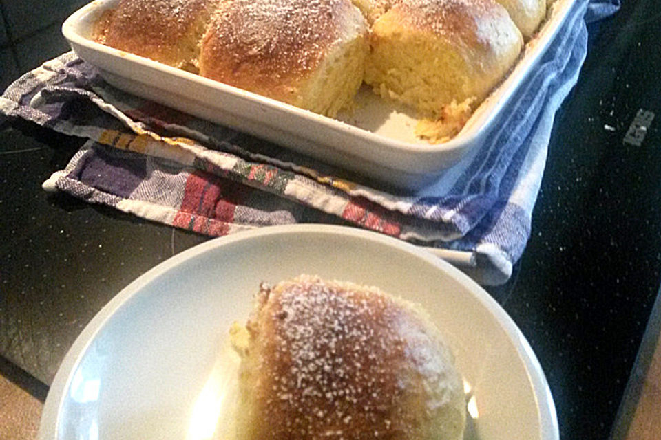 Buchteln mit Marmeladenfüllung