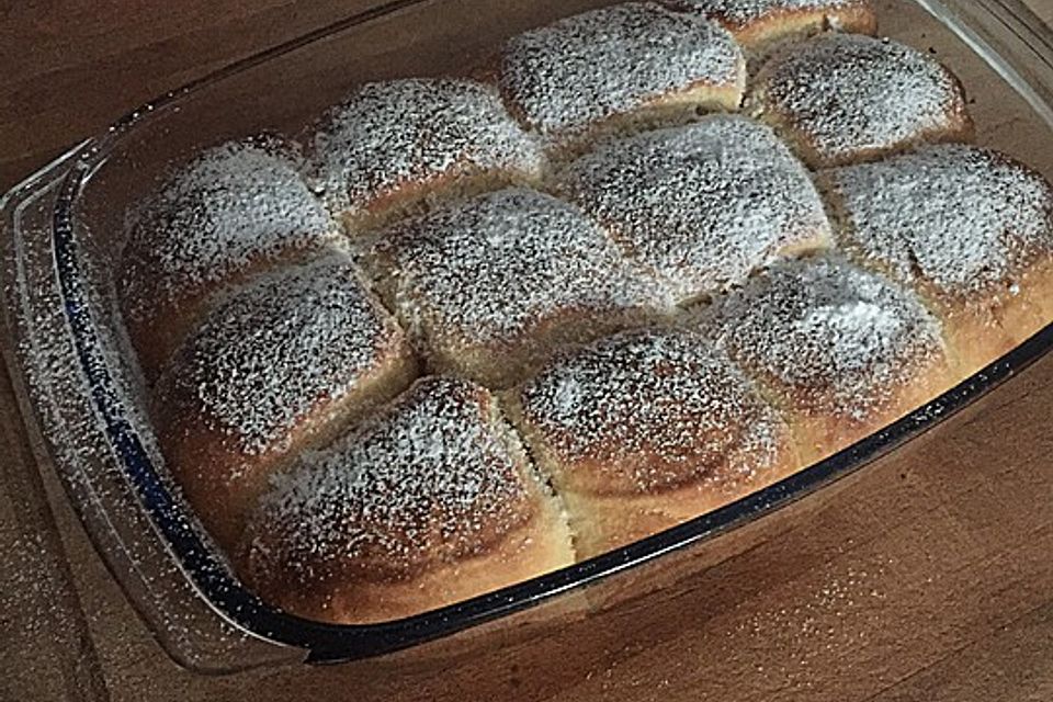 Buchteln mit Marmeladenfüllung