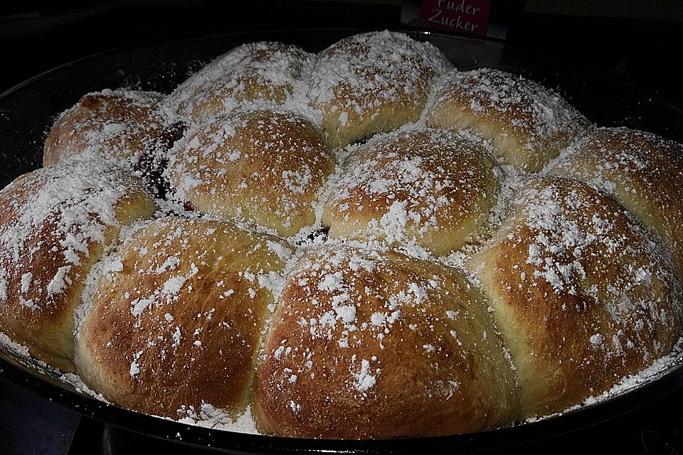 Buchteln mit Marmeladenfüllung