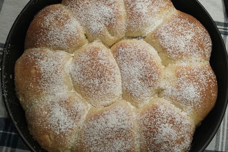 Buchteln mit Marmeladenfüllung