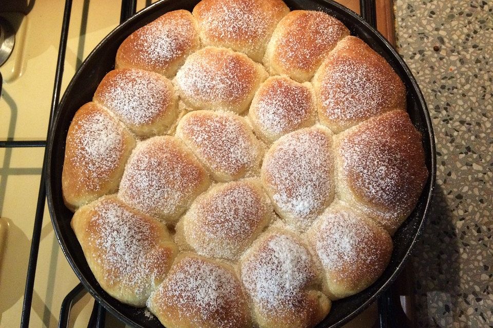 Buchteln mit Marmeladenfüllung