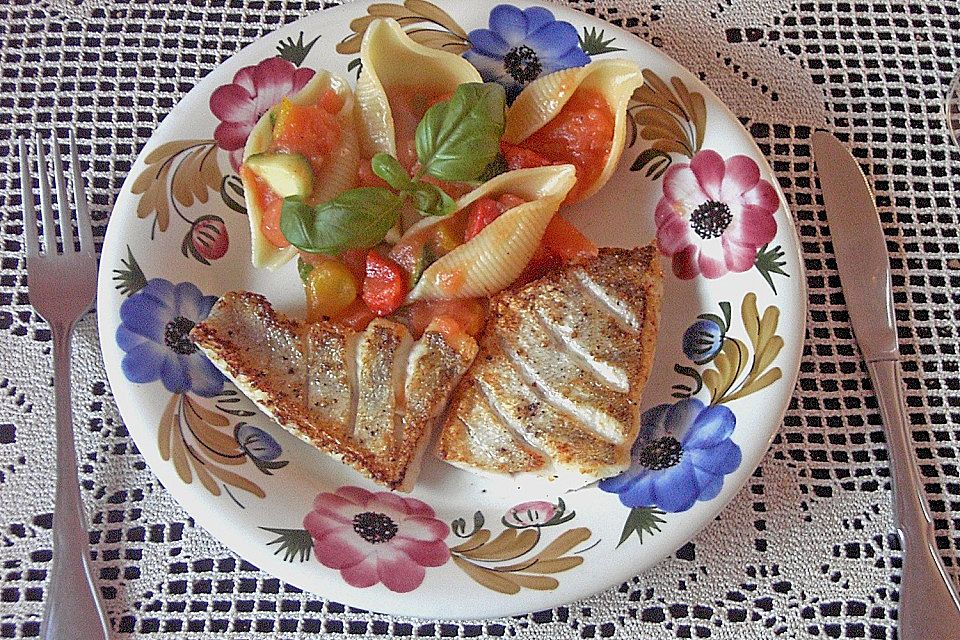 Gebratener Zander auf Keimlingsgemüse und warmer Tomatenvinaigrette